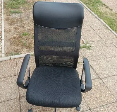 Otočná kancelárska stolička