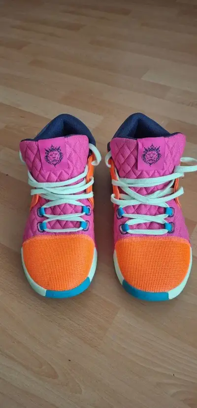 Nové Nike LeBron Witness 8