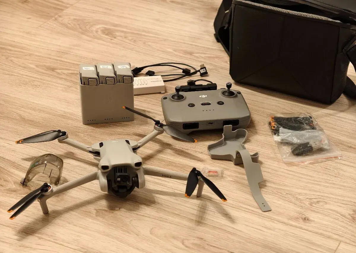 DJI mini 3 fly more combo + 128gb karta + strap