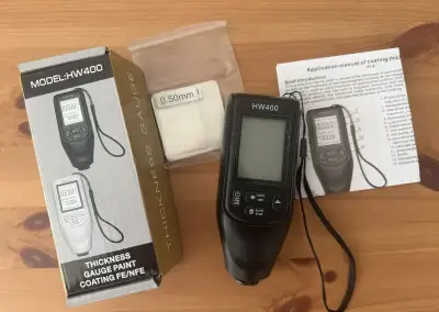 Merač hrúbky laku (povlakometer) na aute