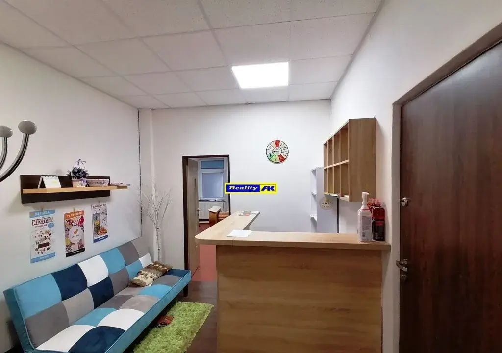 Priestor na prenájom 90 m2 v dome, vhodné na bývanie, kancel