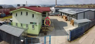 PREVÁDZKOVÝ AREÁL – HALA, ADMINISTRATÍVA, POZEMOK 1 405 m² -