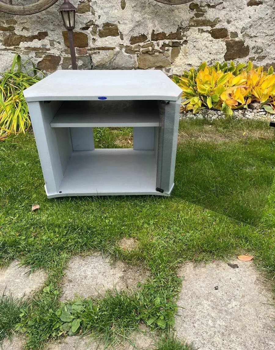 Skrinka pod televízor