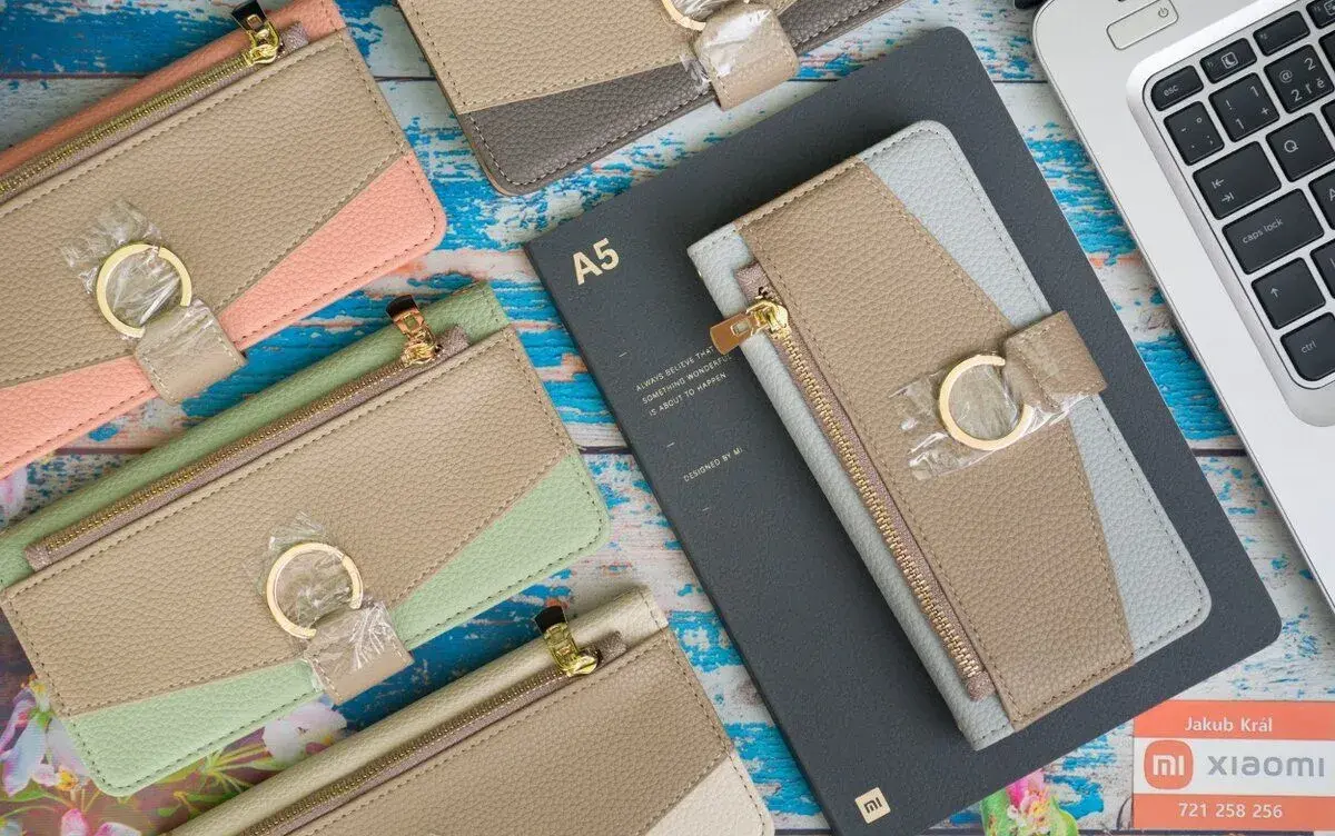 Zatváracie púzdro so zrkadielkom a retiazkou pre Xiaomi