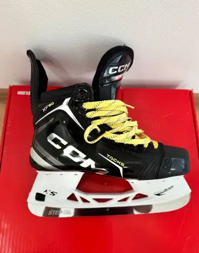 CCM Tacks XF 90 SR (veľkosť 9 Regular)