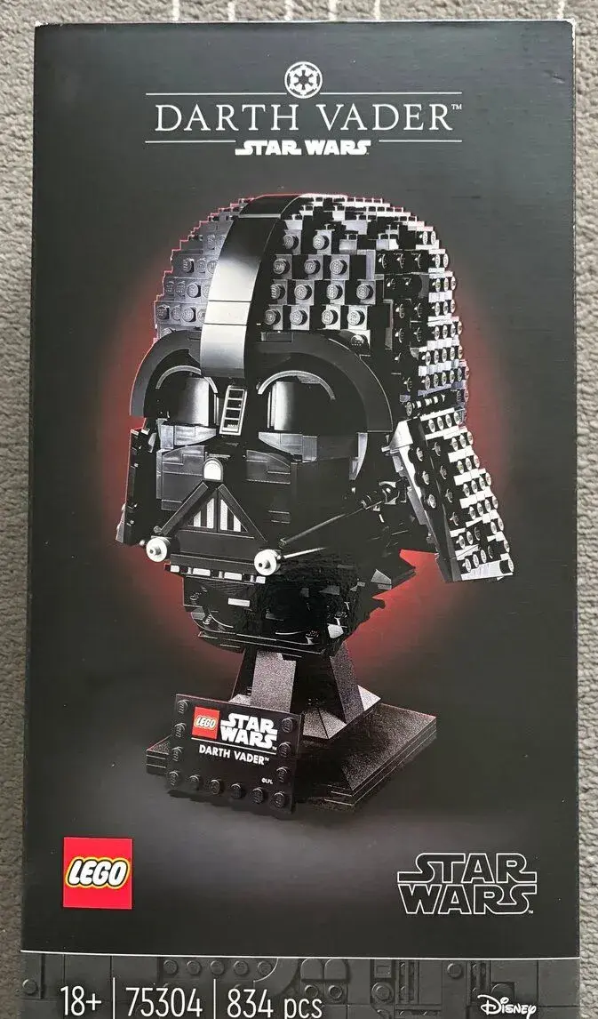Uplne nove LEGO 75304 - helma Dartha Vadera