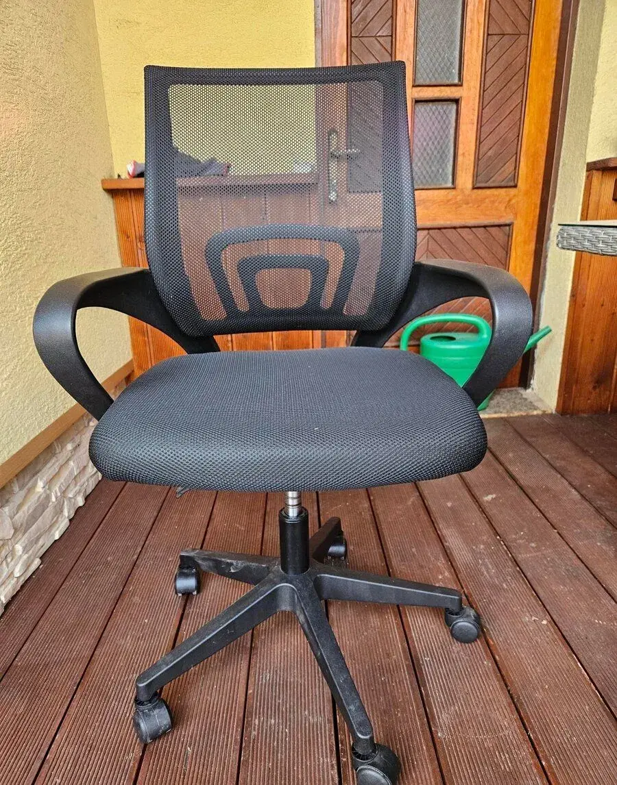 Kancelársku otočnú stoličku