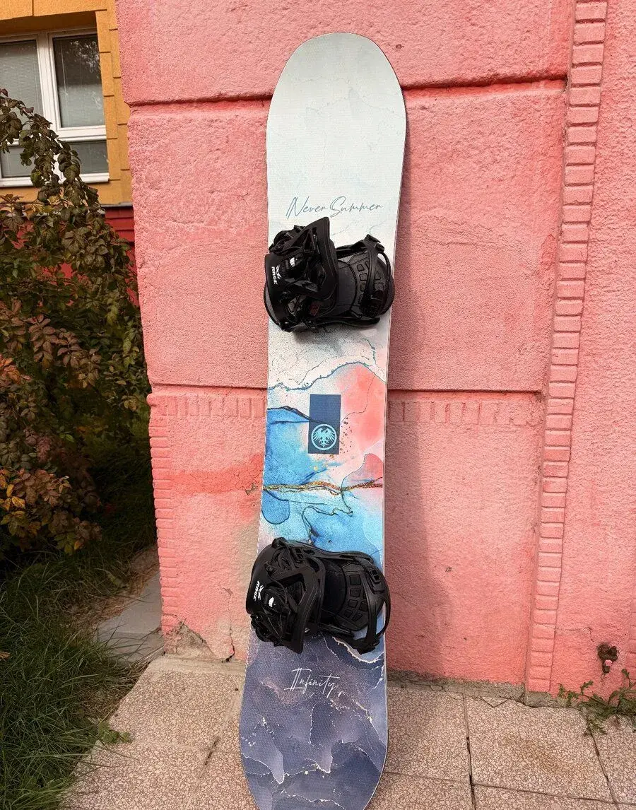 Damsky snowboard Never Summer - Infinity - 145cm