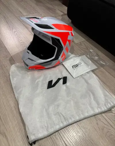 Čisto novú motocrossovu prilbu Fox V1