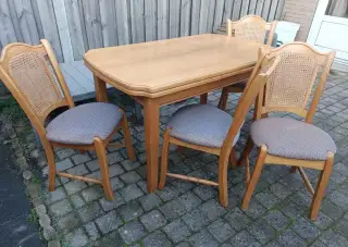 Masívny stol a stolocky