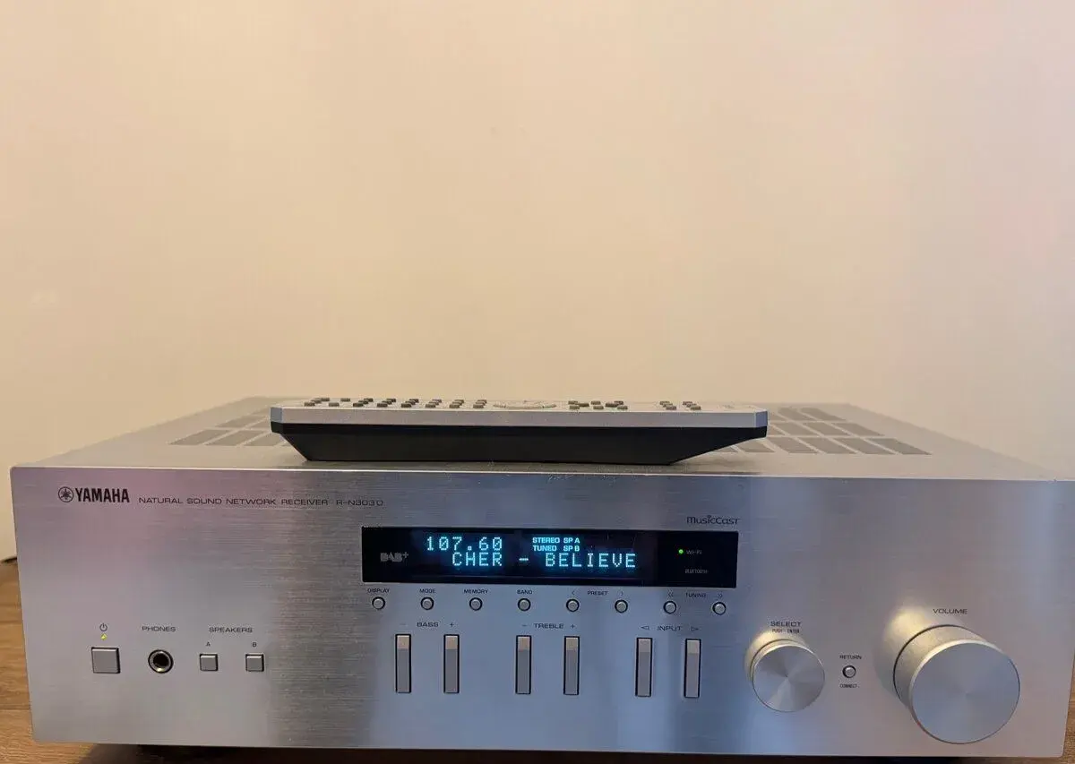 Reciver Yamaha R-N303D + gratis 2x 130W repro Pioneer CS501
