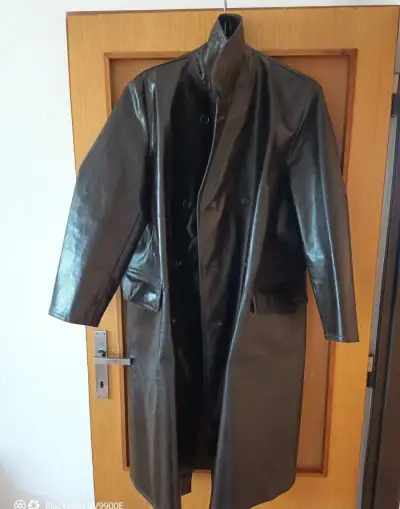 Starý koženkový kabát