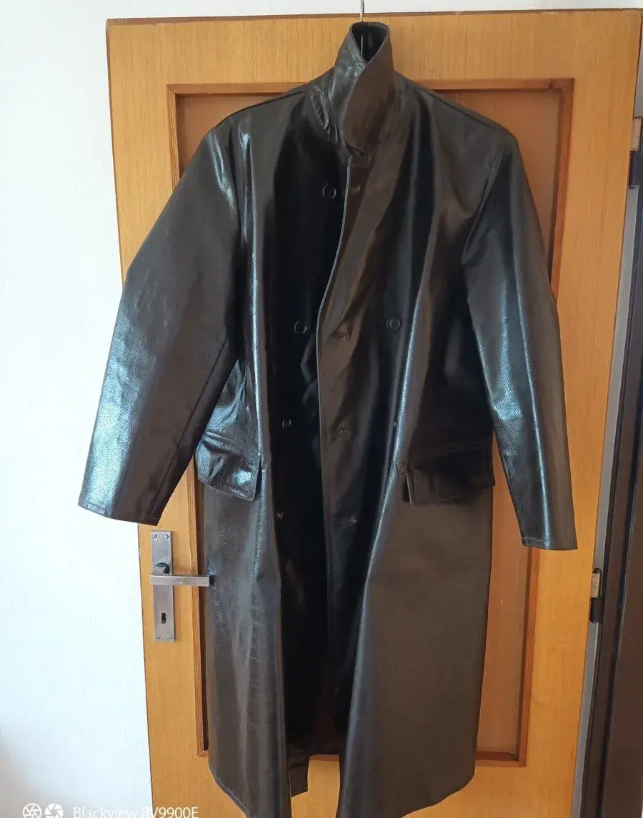 Starý koženkový kabát