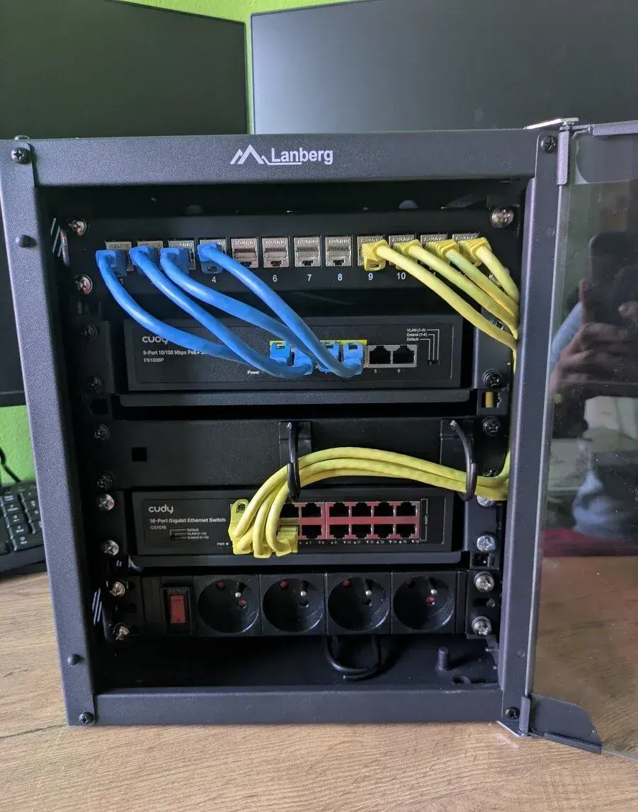 Rack 10" palcov 6U + Switch