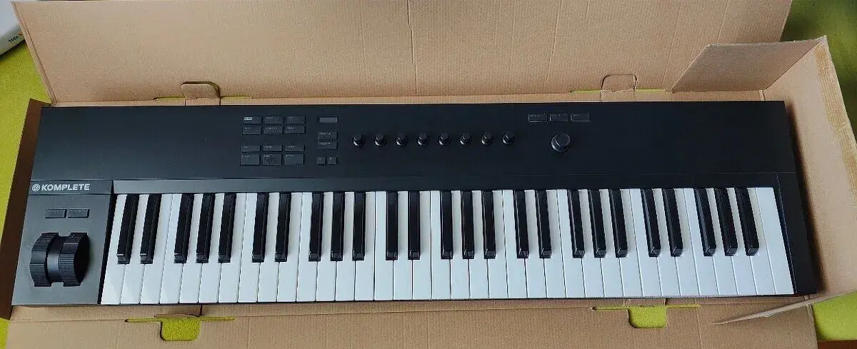 Native Instruments Komplete Kontrol A61 MIDI keyboard