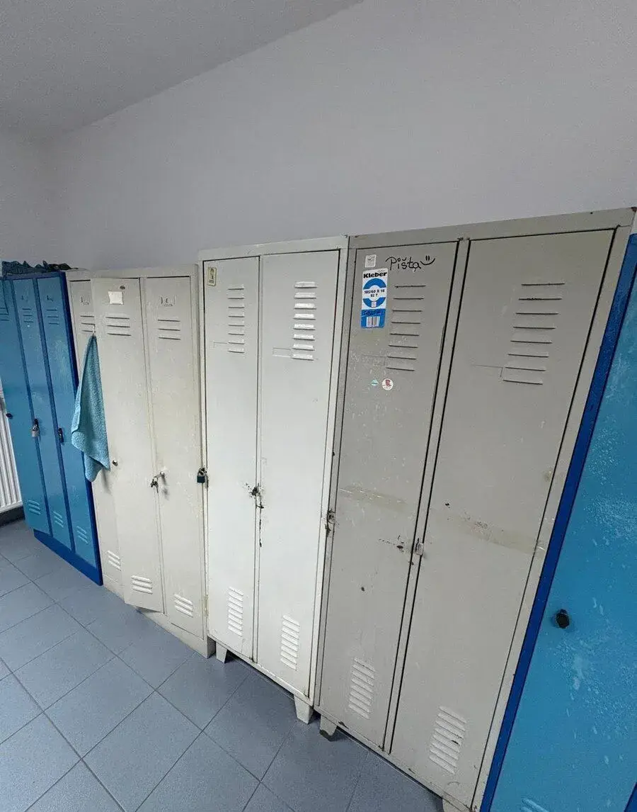 ŠATŇOVÉ SKRINKY, PANELOVÉ REGÁLY A VITRÍNA – VÝPREDAJ