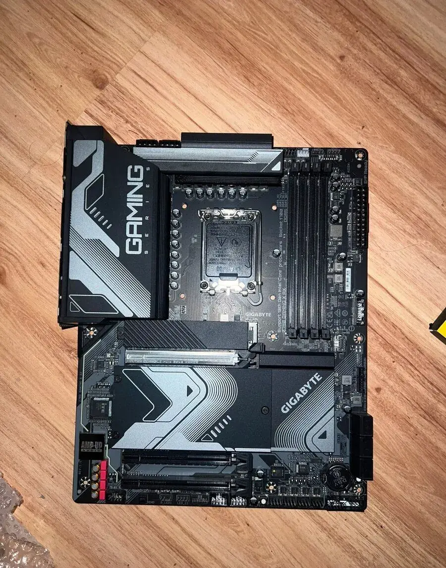 Gigabyte Z790 GAMING X AX