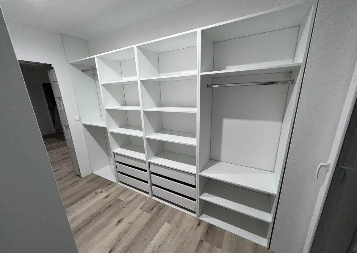 Šatníkové regále - úplne NOVE - DEKOR- BIELA