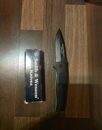 Novy noz swat smith a wesson