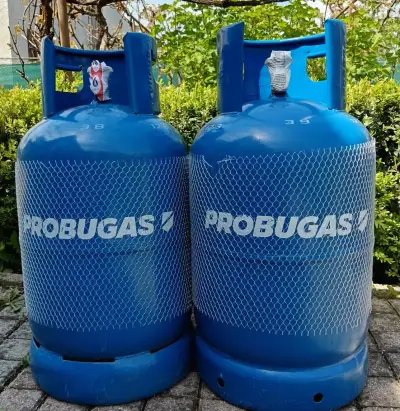 2 úplne nové,plné-zaplombované 10kg propan-butanové fľaše.