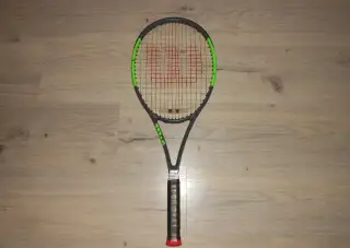V peknom stave kvalitnu tenisovu raketu WILSON BLADE