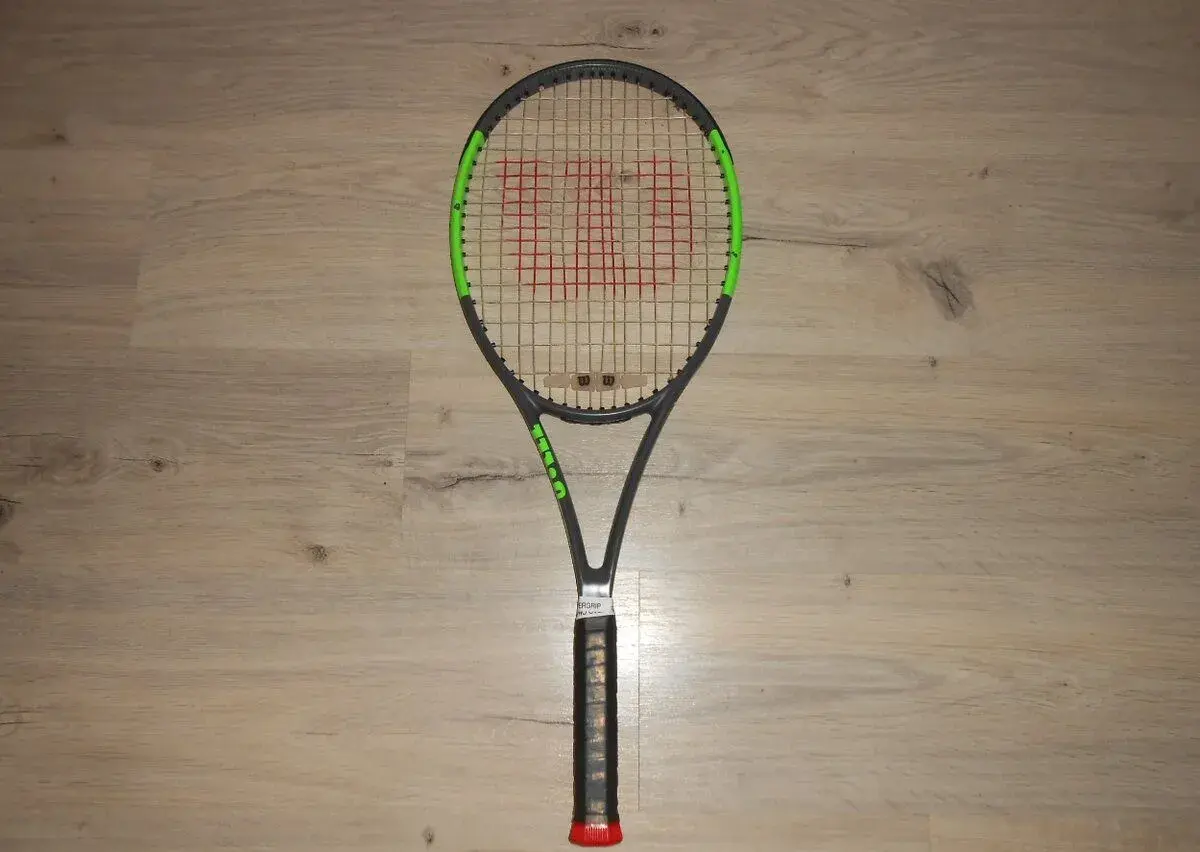 V peknom stave kvalitnu tenisovu raketu WILSON BLADE
