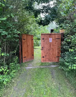 Pozemok o rozlohe 292000 m2 s poľovníckou chatou