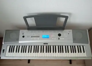 Yamaha Portable Grand DGX 220