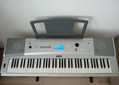 Yamaha Portable Grand DGX 220