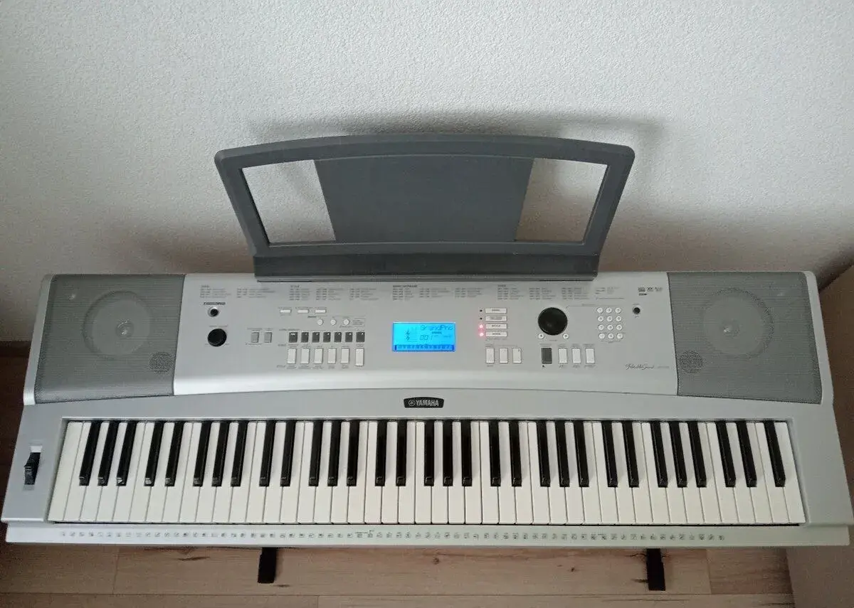 Yamaha Portable Grand DGX 220