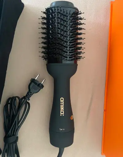 Teplovzdušná kefa na vlasy Amika (kulmofén)