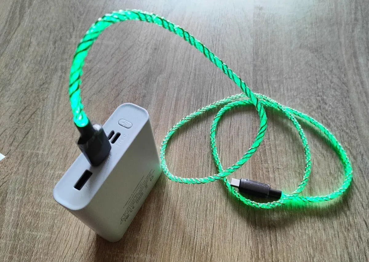 Svietiace káble USB-C a Apple