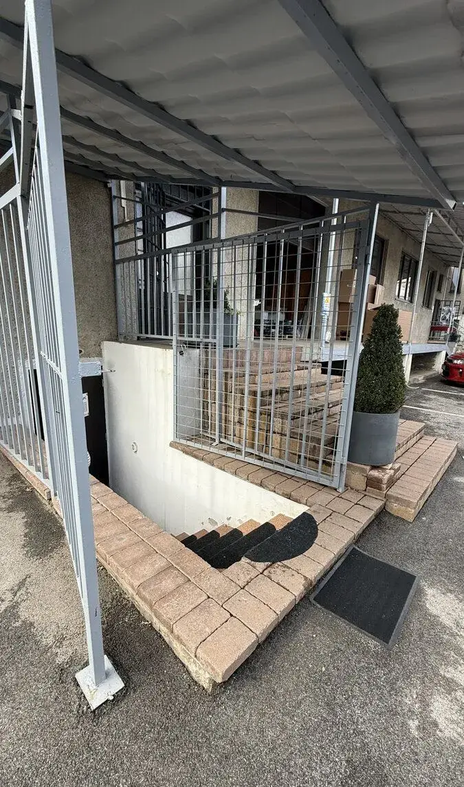 Obchodný priestor 160m2, prístrešok/sklad 32 m2, MČ JUH