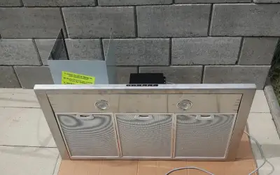 Baumatic Caserta 90 – komínový digestor 90 cm, výkon 650 m³