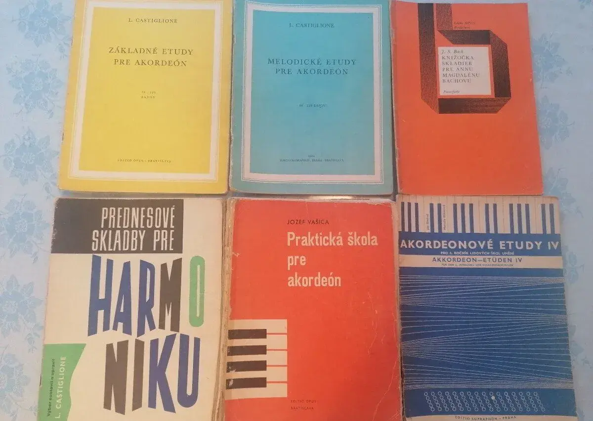 Učebnice knihy na hranie akordeona harmoniky