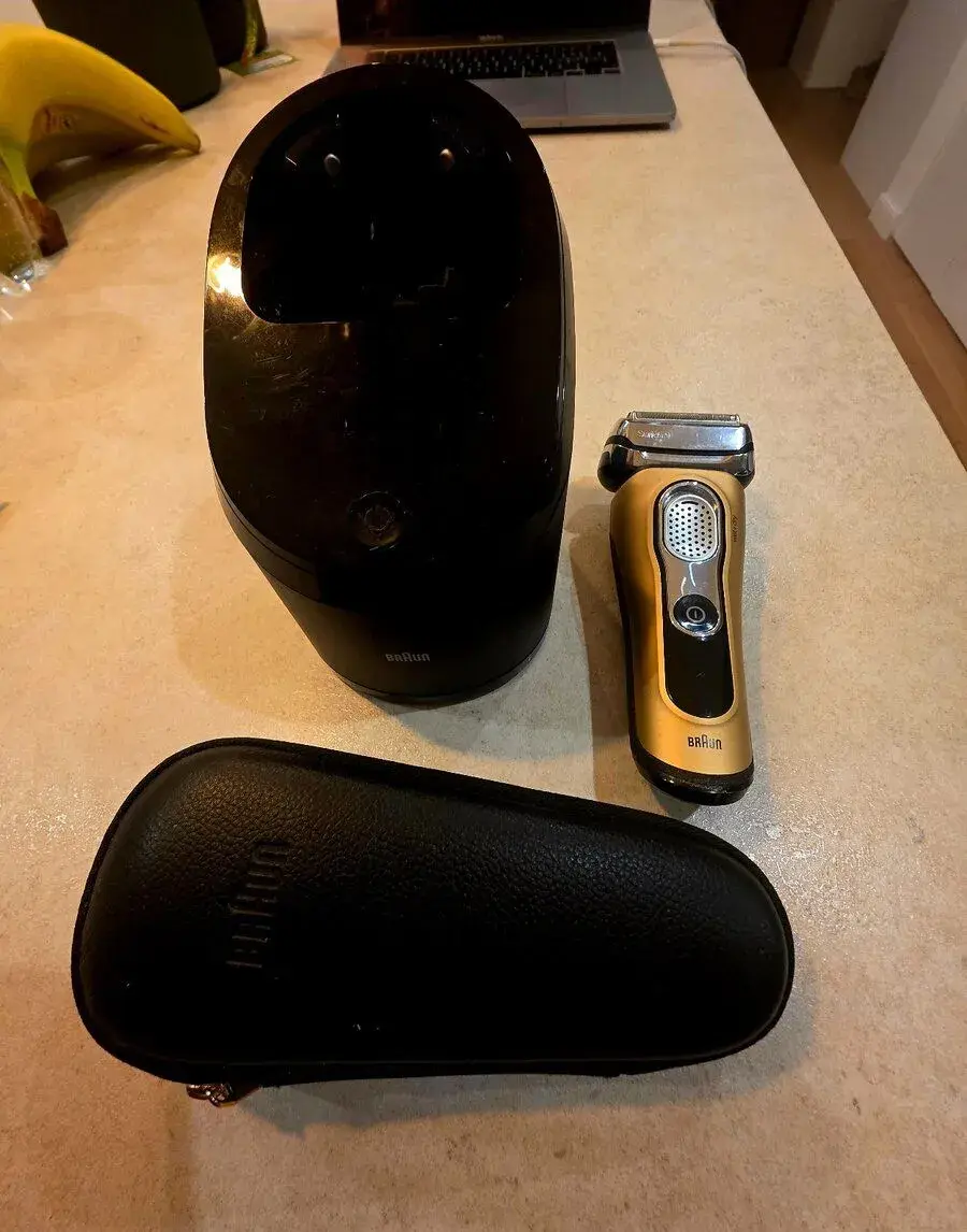 Braun Series 9 Pro (čistiaca stanica, cestovné puzdro)