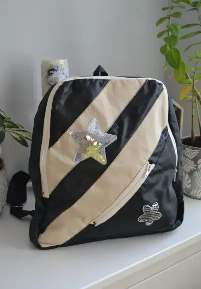 Štýlový čierno-béžový batoh s flitrami (hviezda a