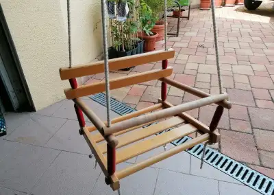 DREVENNÁ DETSKÁ HOJDAČKA