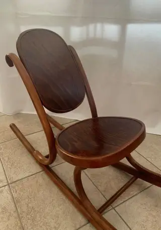 Hojdacie detské kreslo Thonet.