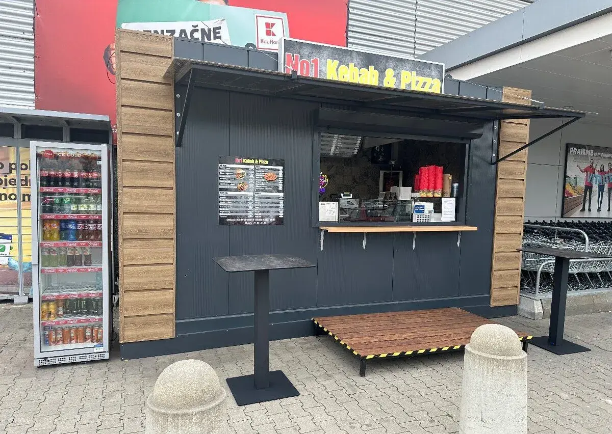 Moderný kebabový stánok kompletne vybavený a plne fun