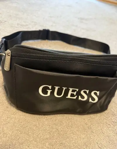 Kabelka ladvinka Guess