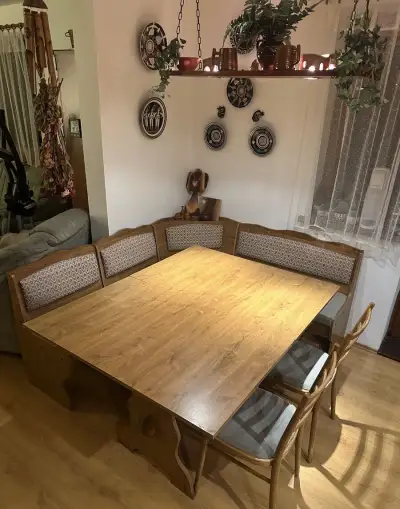 Kuchynský stôl s lavicou a stoličkami