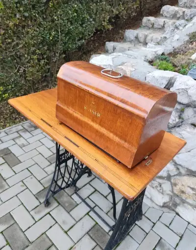 Starý šijací stroj, ale elektrický-funkčný