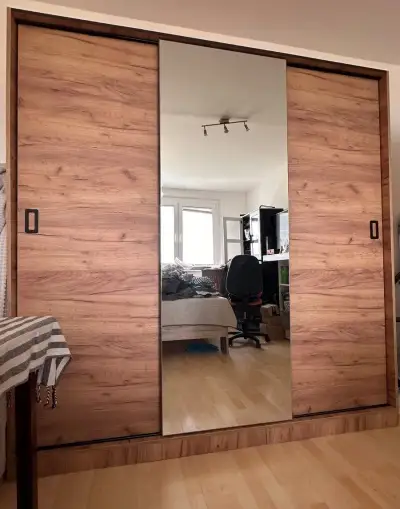 Skriňa so zrkadlom a posuvnými dverami