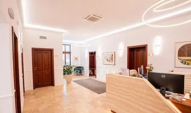NA PRENÁJOM PLNE SERVISOVANÉ BUTIKOVÉ KANCELÁRIE,.