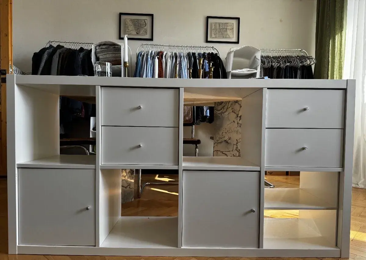 IKEA KALLAX 2×4 – biela komoda so zásuvkami a skrinkami