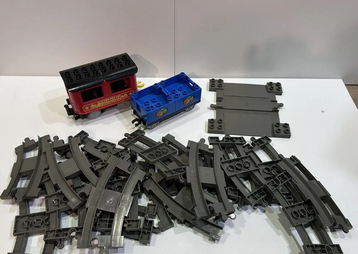 Lego Duplo Sada 20 kolejí, vagony a přejezd 4