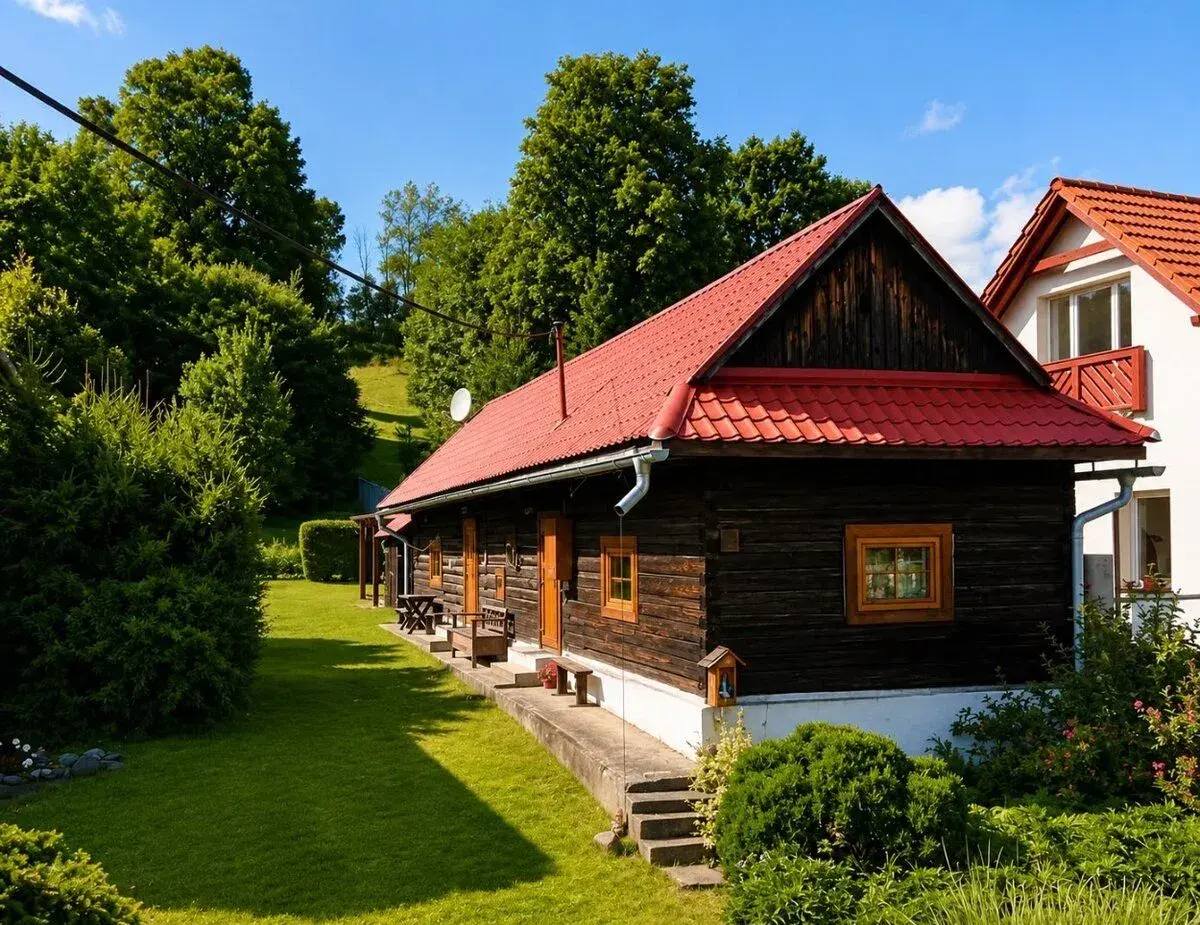 Drevenica v autentickom štýle na priestrannom pozemku – Beňa