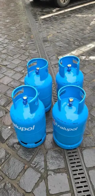 11kg. Originál propánovú plnú fľašu zapečatená.