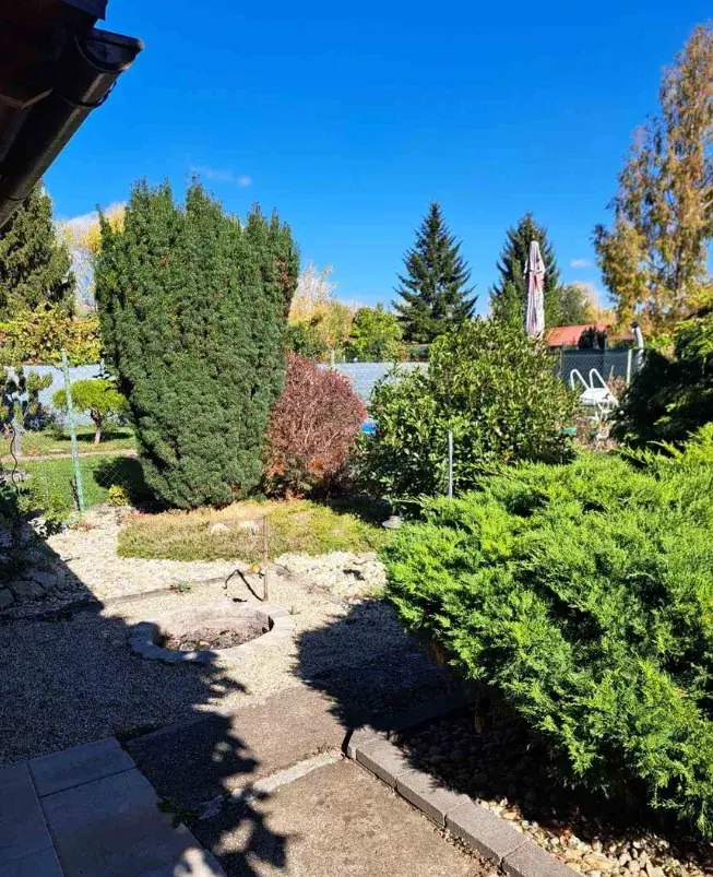 Záhrada s murovanou chatkou, terasou a vírivkou
